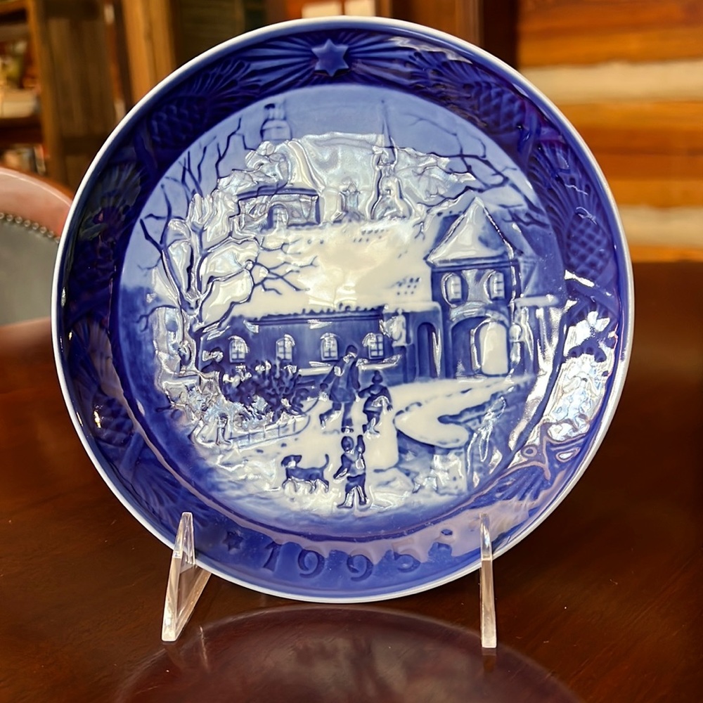 Royal Copenhagen Blue & White Annual Christmas Plate - 1995